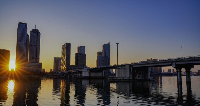 落日余晖下的海河城市天际线