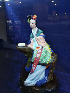 泥塑侍女