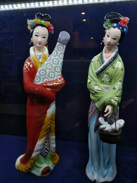 泥塑侍女