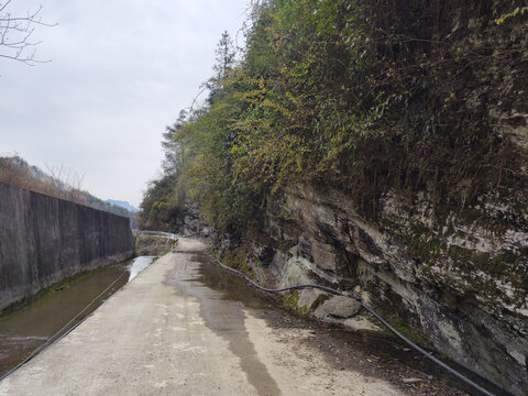 乡村公路与石壁