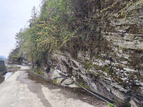 乡村公路与岩石