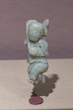 明代青玉持荷童子佩