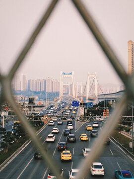 都市桥梁的繁忙交通景象