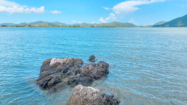 湖面上的岩石与远山风景