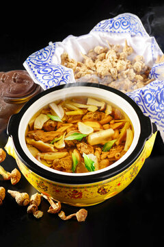 菌菇炖土鸡