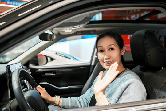 车展上现代汽车内的微笑女人
