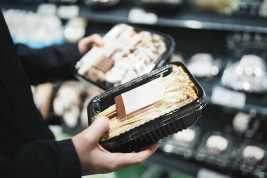 在现代杂货店选择新鲜餐点的快乐购物者