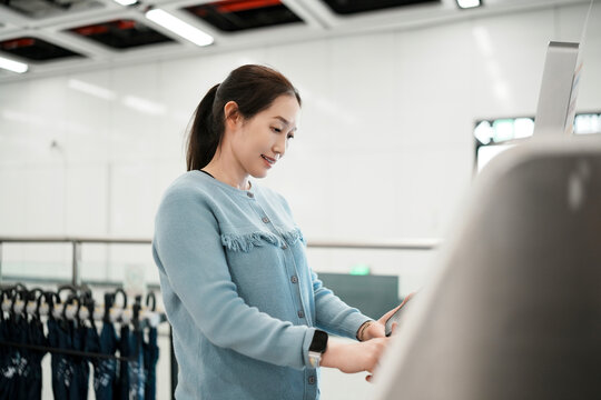 现代女性在自助服务亭参与技术