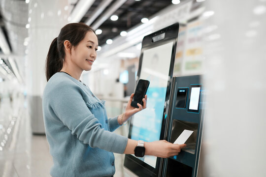 女性使用现代支付亭互动