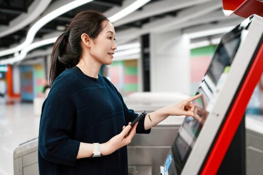 用户与数字信息亭的技术互动