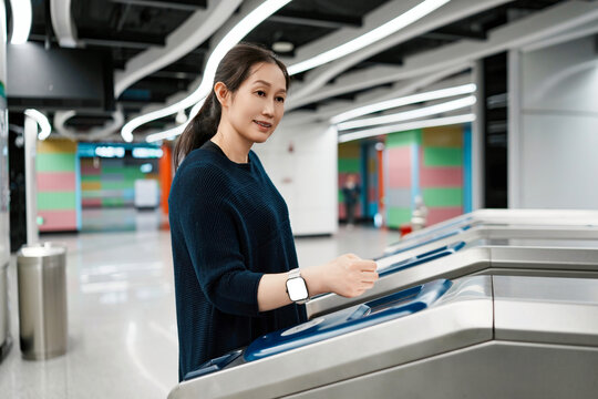 女性旅行通勤使用智能腕带支付
