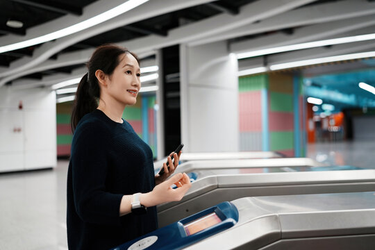 女子在现代入口处使用非接触式支付