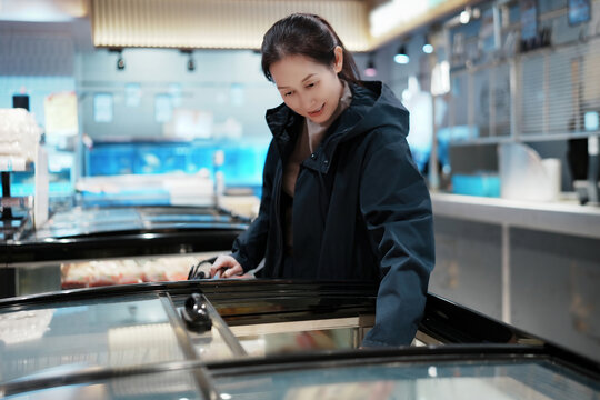 欢乐女人在超市购买冷冻食品