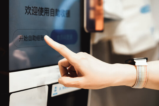 用户在触摸屏显示器上发起互动