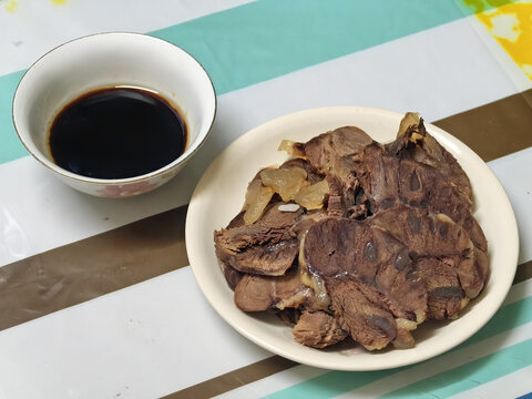 白切牛肉配酱油