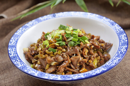 酸豆角炒鸡杂