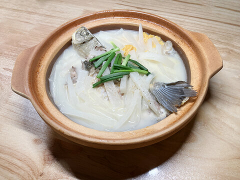 春夏食谱萝卜丝鲫鱼汤