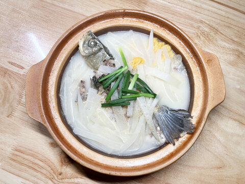 春夏食谱萝卜丝鲫鱼汤俯拍