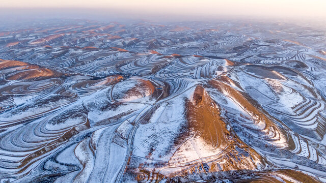 夕照雪塬梯田情