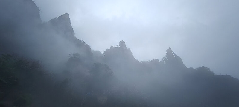雨雾中的三清山
