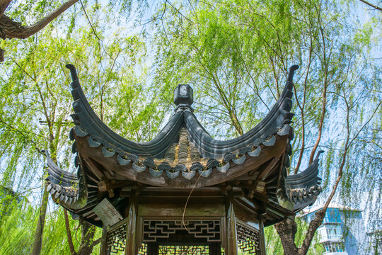 春天凉亭