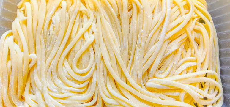 手擀面条的特写