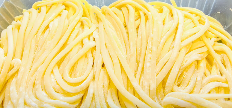 手擀面条的特写