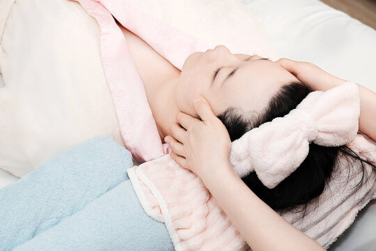 女性客户美容院皮肤护理