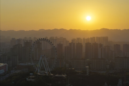 航拍夕阳下的城市墨谈论剪影