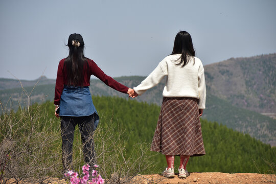 两个美女站在伏羲山前