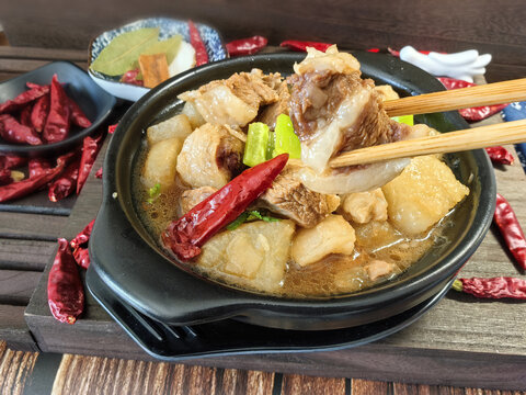 牛腩煲