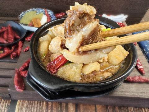 白萝卜牛腩煲