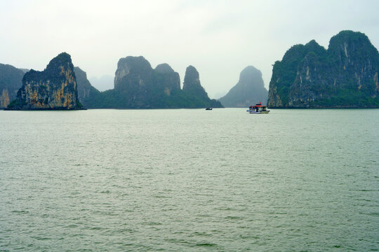 雾中越南下龙湾