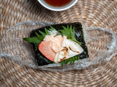 美味的日式鱼籽酱蛋黄酱饭团
