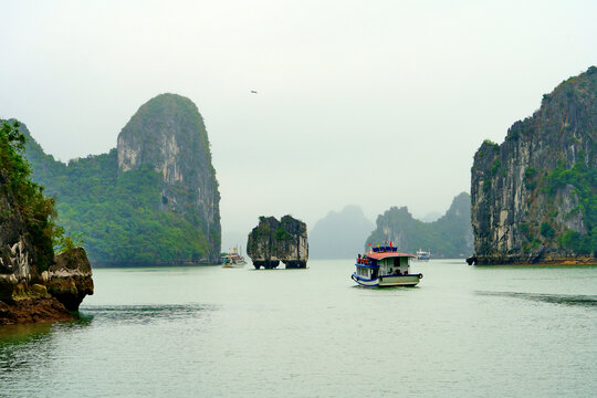 海上桂林下龙湾风光