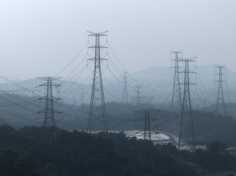 山谷高压线运输架设