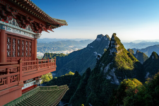 传统建筑俯瞰雄伟的山景