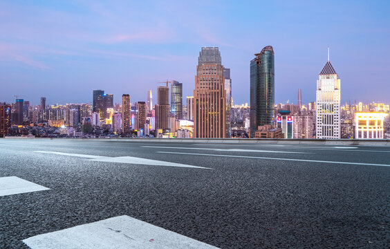 前进的道路与现代建筑