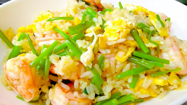 蒜薹鸡蛋虾仁炒饭