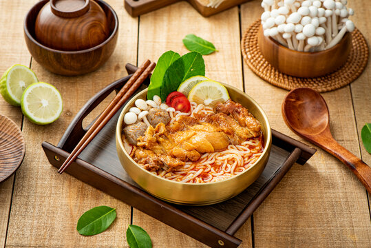 冬阴功鸡排米线