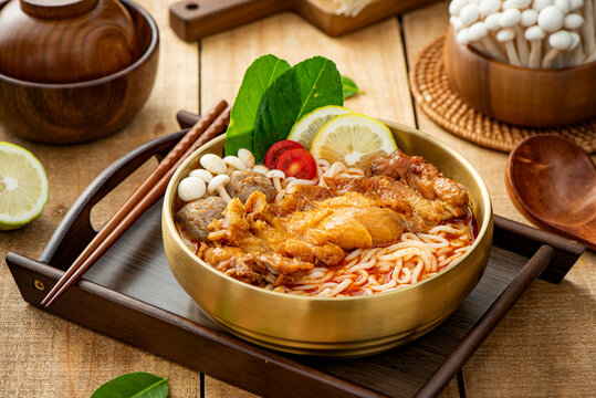 冬阴功鸡排米线
