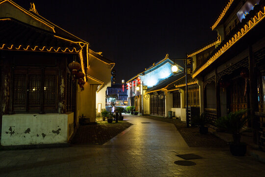 中国苏州的山塘街山塘河建筑夜景