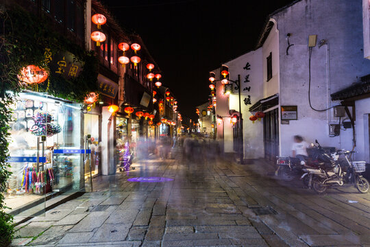 中国苏州的山塘街山塘河建筑夜景