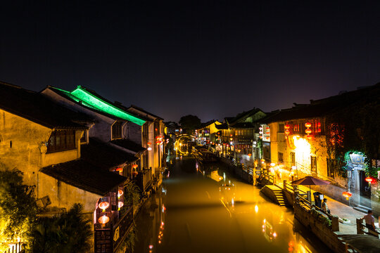 中国苏州的山塘街山塘河建筑夜景