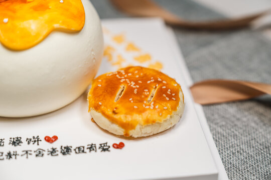 创意老婆饼造型生日蛋糕