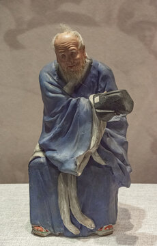清代彩塑执帽翁