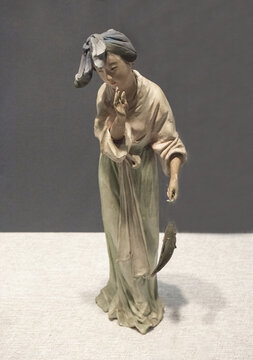 古代彩塑渔妇