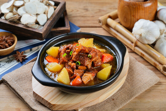 红烧牛肉炖土豆
