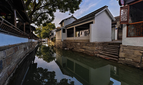 古镇河水