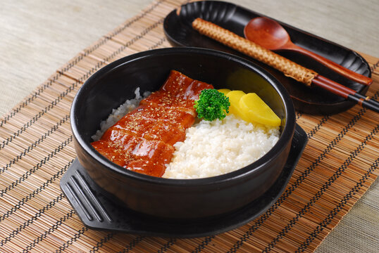 石锅鳗鱼饭
